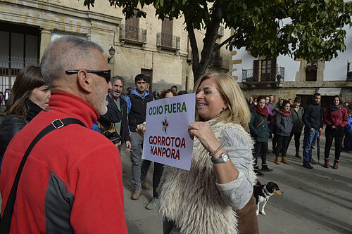 "Que vuestros familiares se pudran bajo tierra. Gora Euskal Herria y muerte a los espa�oles", el mensaje a Covite desde LAB