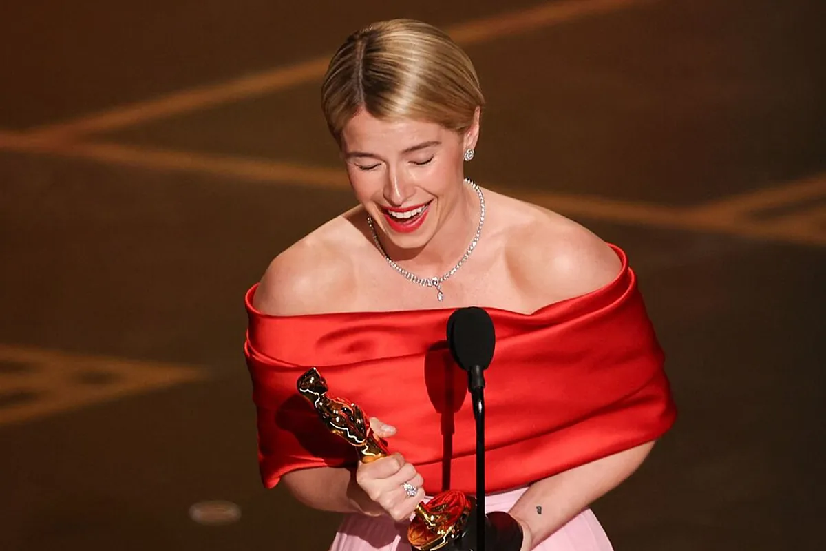 El divertido y emotivo discurso de Jessie Buckley tras recibir el Oscar a Mejor Actriz