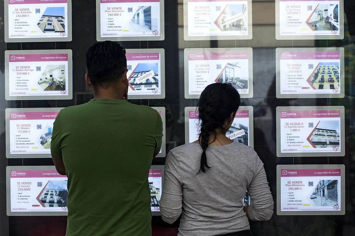 Pagar una vivienda nos hace más pobres en el país del 'ladrillo': uno de cada tres jóvenes queda en situación de pobreza por la hipoteca o el alquiler
