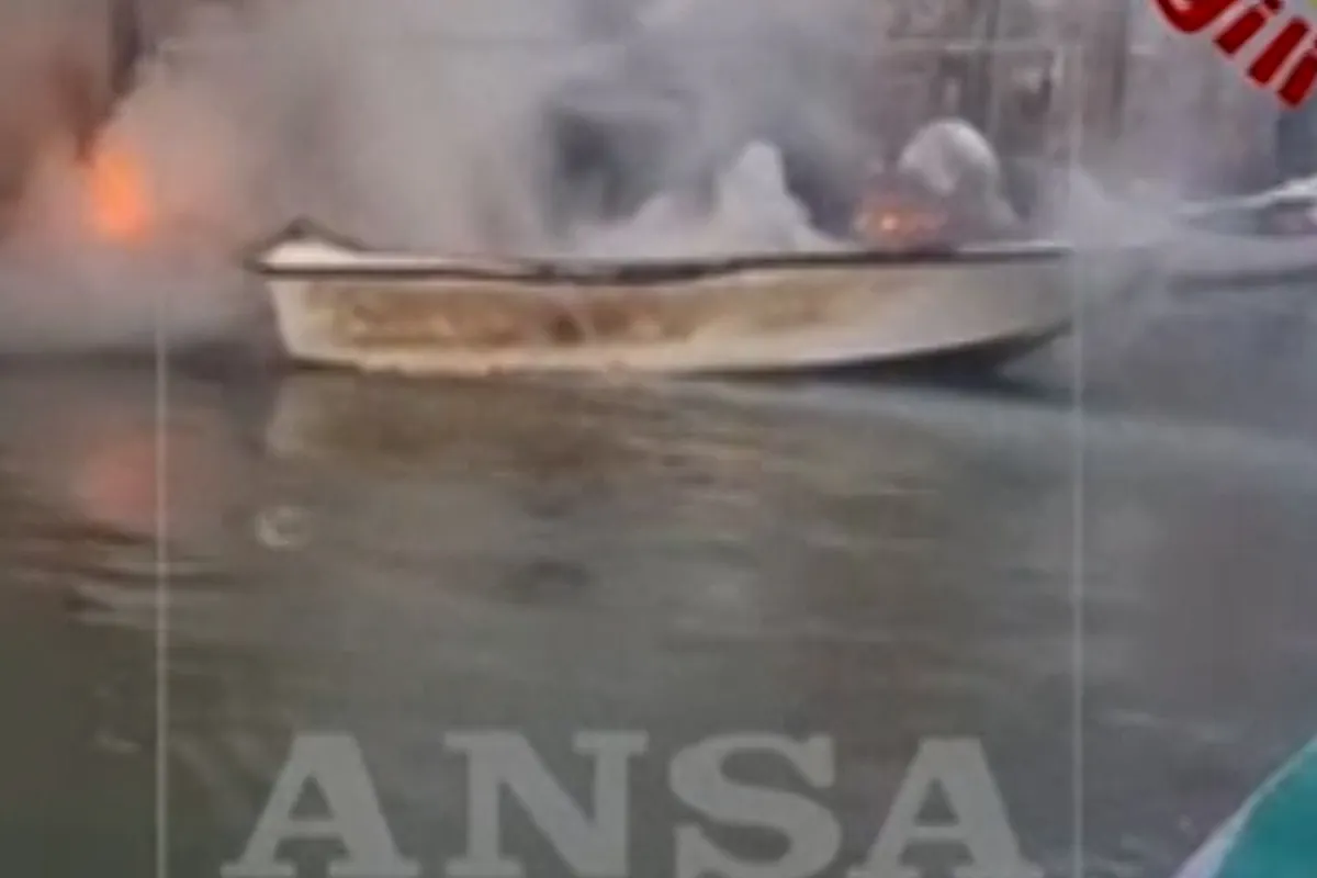 Arde una embarcación en Venecia y deja herido con quemaduras al propietario