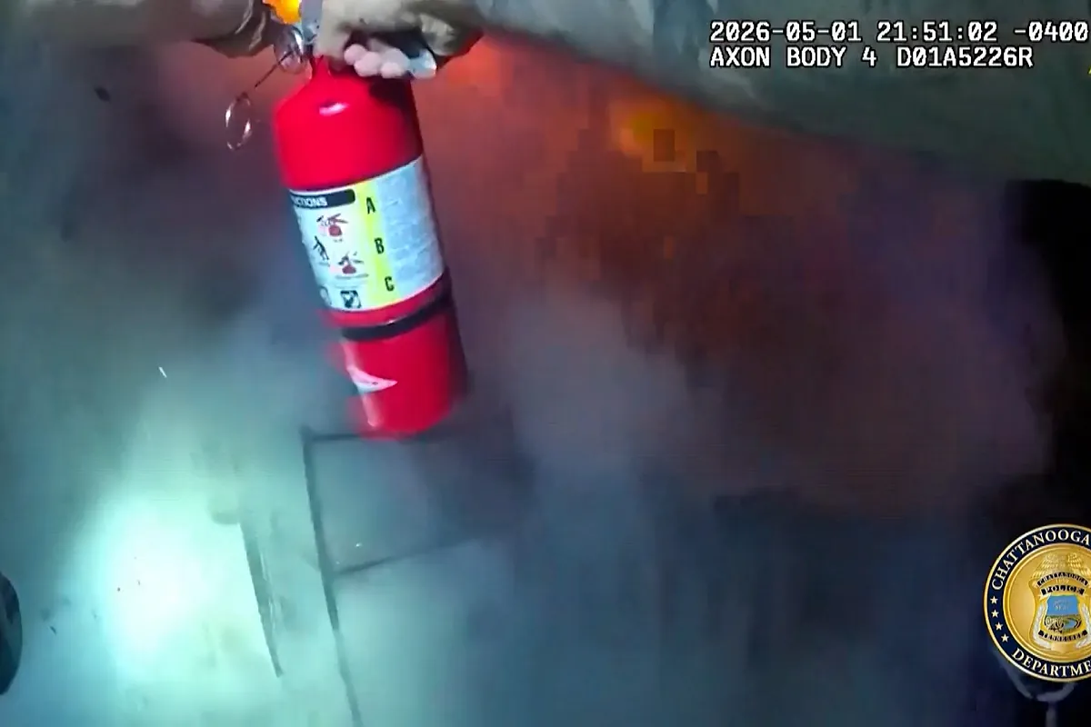 La cámara corporal de un policía capta su espectacular actuación de rescate en el incendio de una casa