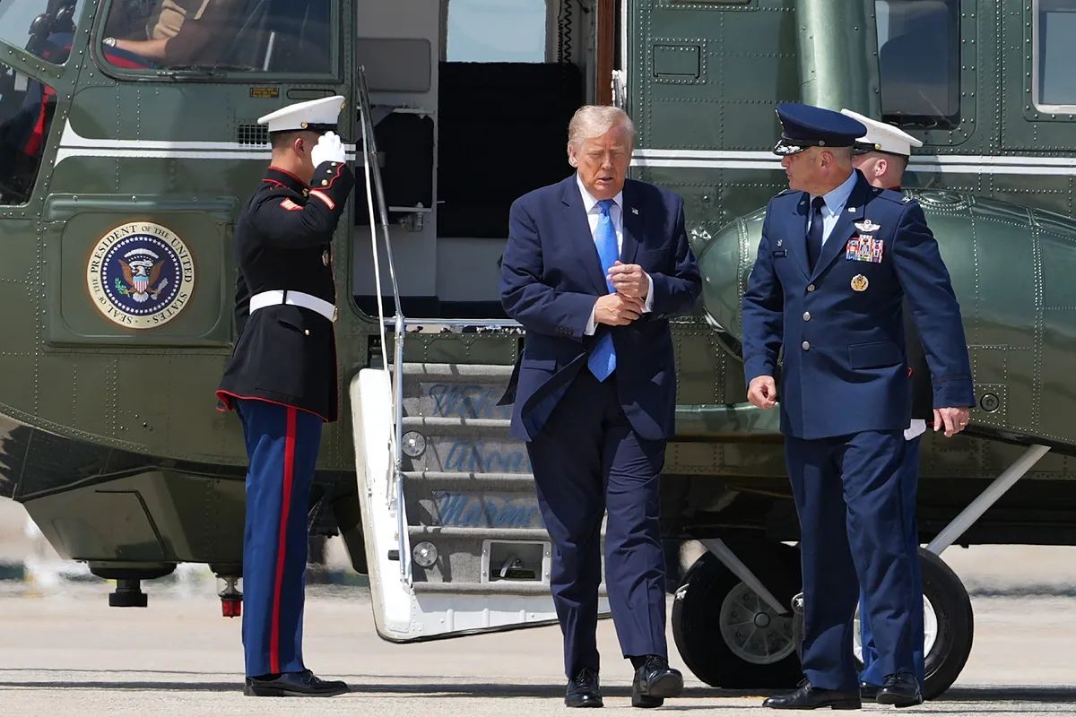Investigan la corta distancia que hubo entre el helicóptero de Trump y un avión comercial