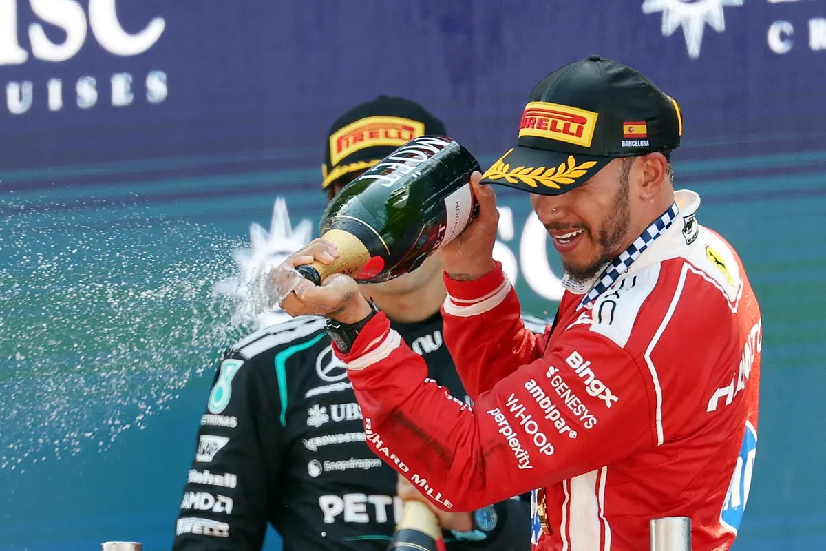 Hamilton celebra su primera victoria con Ferrari y Antonelli descubre la mala suerte en Montmeló