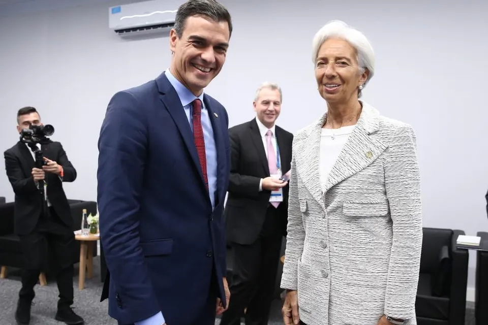 Cuando Sánchez juega con el relato: así acaba lo que ya avanzó en privado Lagarde a Calviño sobre el impuesto a la banca | Macroeconomía