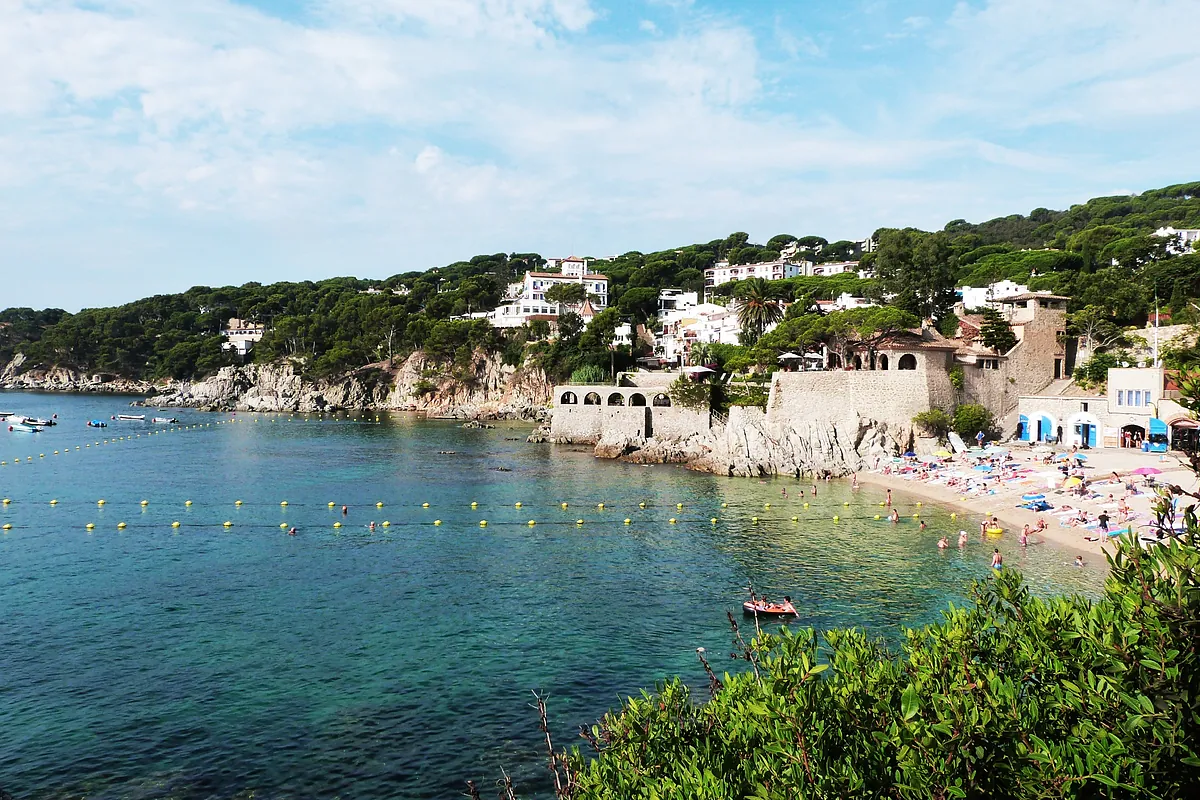 Ni Cadaqués ni Begur: el pueblo marinero con calas blancas y aroma a salitre