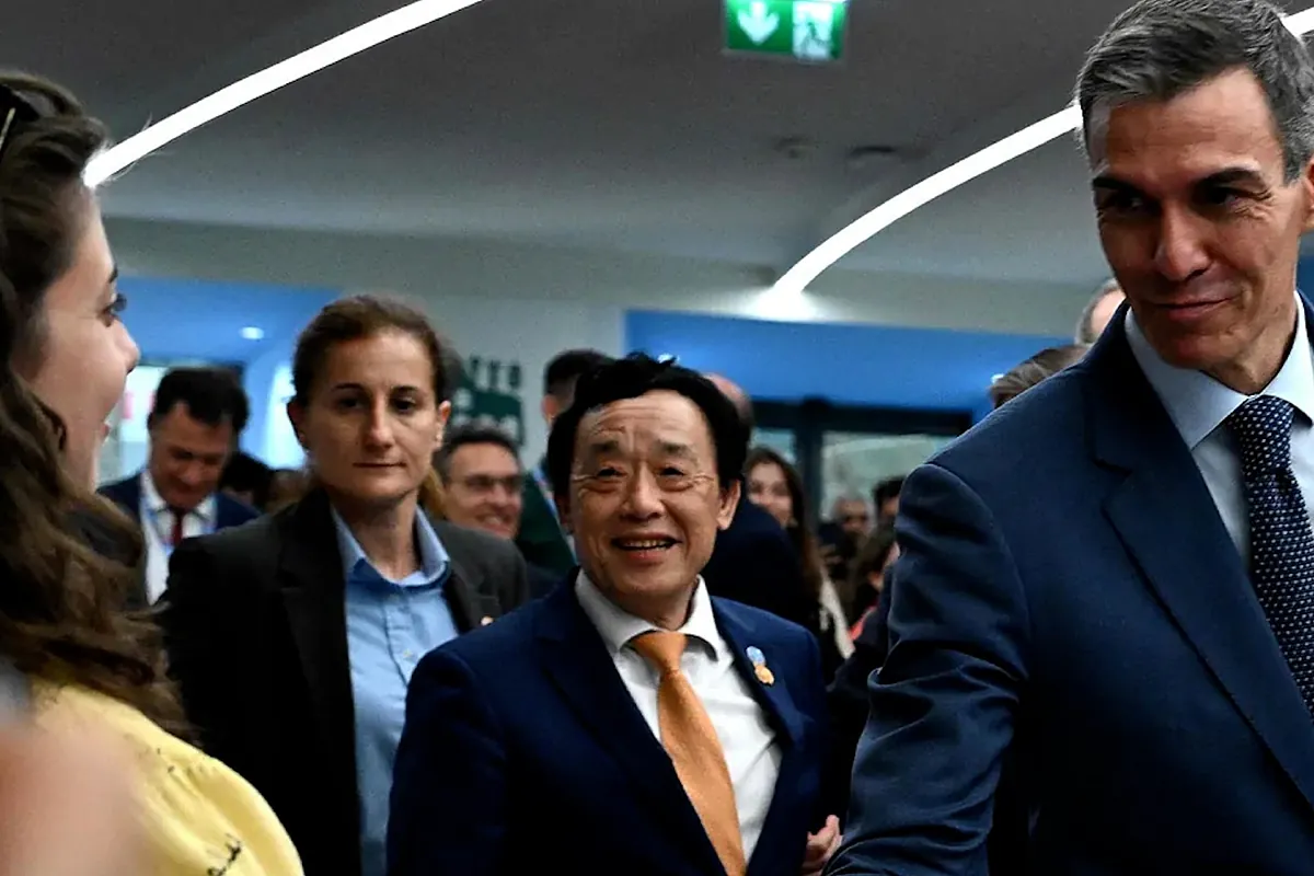 Sánchez se refugia de los escándalos en su agenda internacional con un baño de masas en la FAO