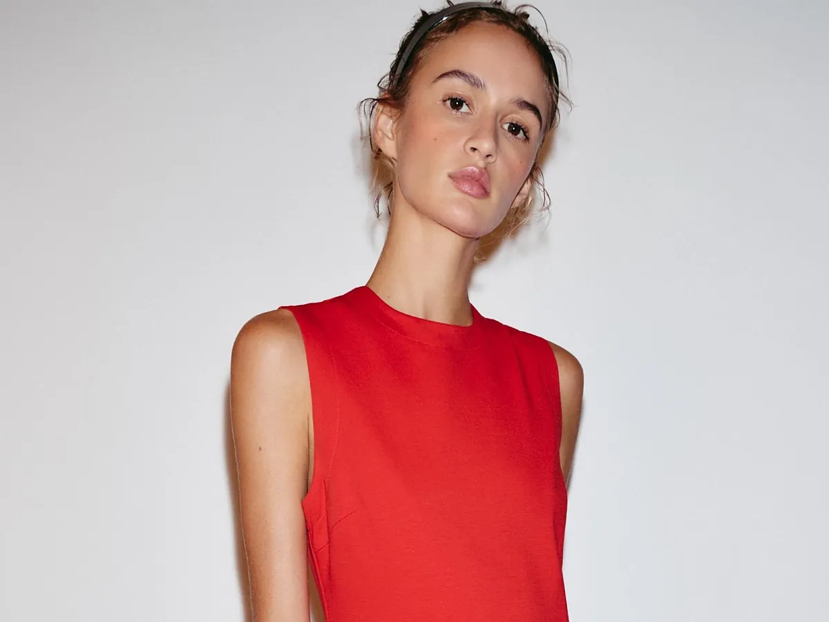 El vestido con cintura vasca más favorecedor de nueva temporada está en Zara: ideal para vestir con estilo de agosto a octubre