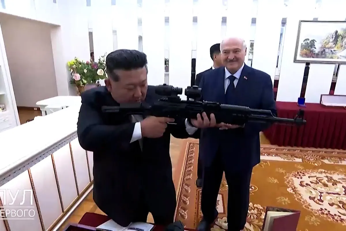 Lukashenko regala un rifle de asalto al líder norcoreano Kim Jong-un