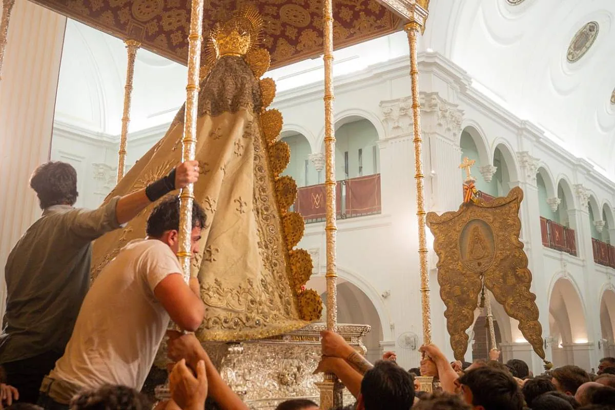 Los almonteños saltan la reja a las 3:02 horas: "La Virgen del Rocío ha vuelto a las calles de Andalucía"