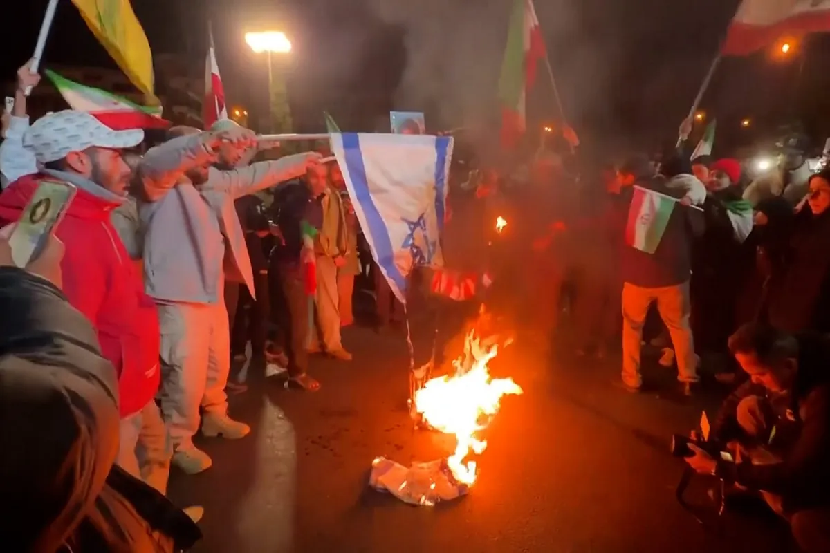 Queman banderas de EEUU e Israel en Irán para celebrar el alto al fuego de dos semanas