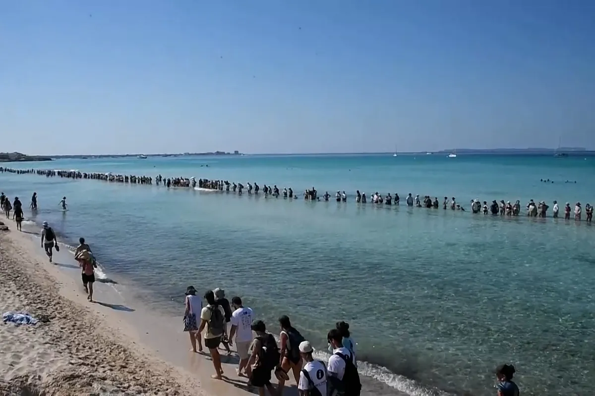 Una multitudinaria cadena humana en la costa de Mallorca defiende los espacios protegidos
