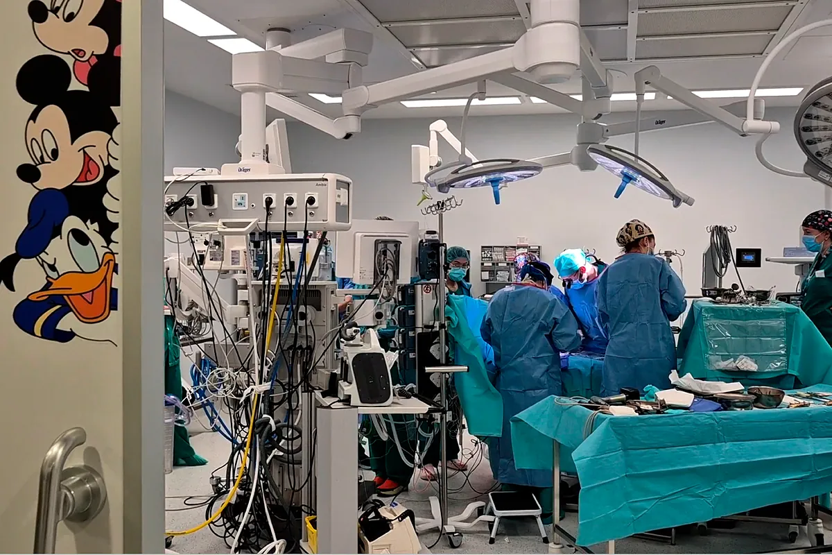 El 'Maratón' del equipo de cirugía cardiaca pediátrica del Hospital 12 de Octubre de Madrid: intervienen a tres bebés en distintas ciudades en 24h