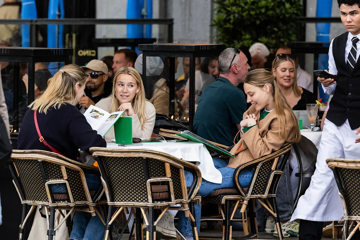 España crea 224.000 empleos en abril y supera por primera vez los 22 millones de afiliados por el tirón de la hostelería