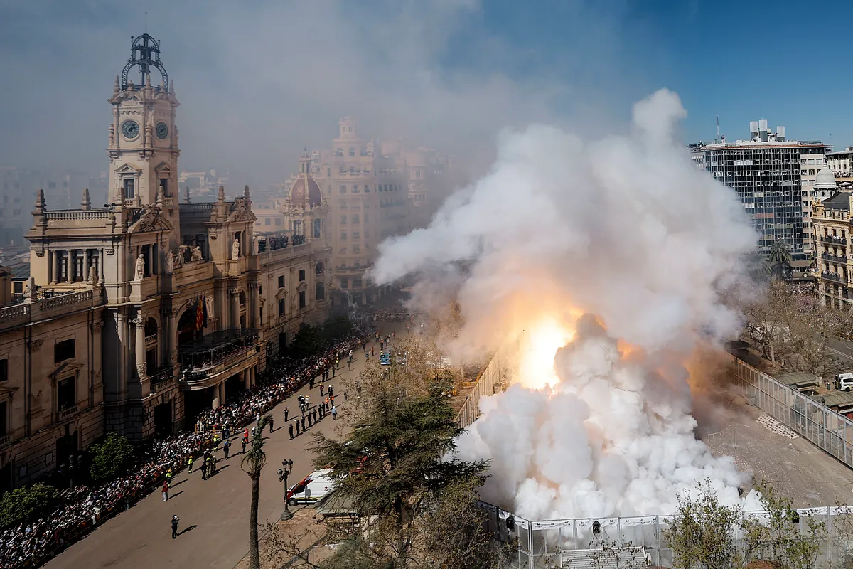 La mascletá rompe los cristales de la oficina de turismo del Ayuntamiento de Valencia y deja "aturdidos" a los asistentes: "Ha sido brutal"