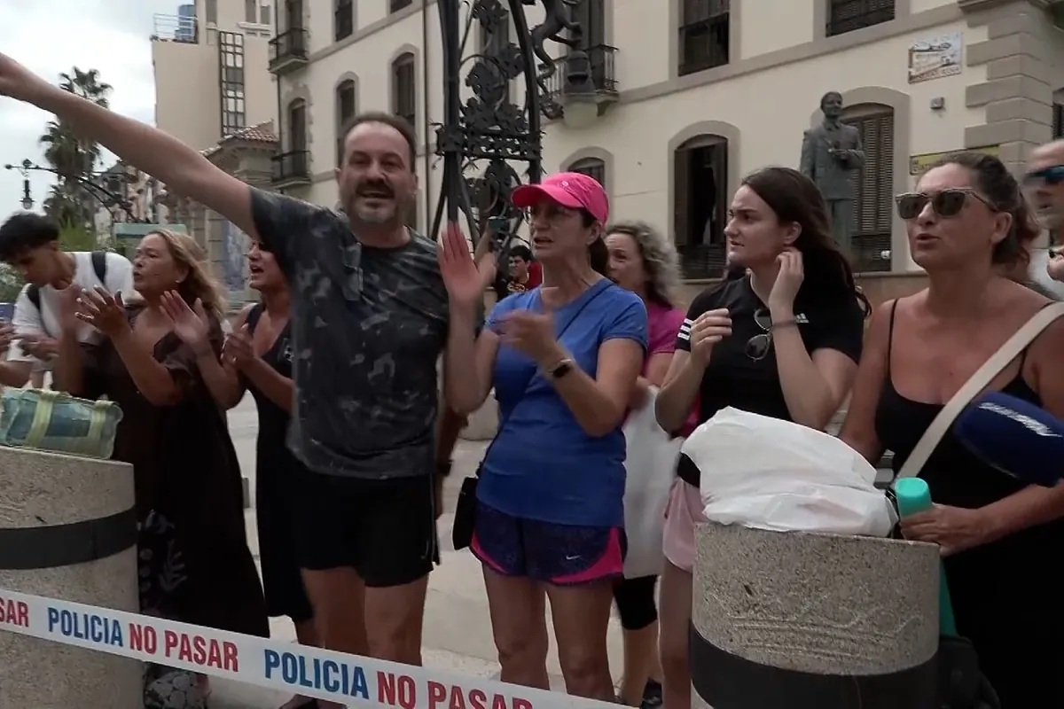 Abucheos a la ministra Elma Saiz a su llegada a Ceuta