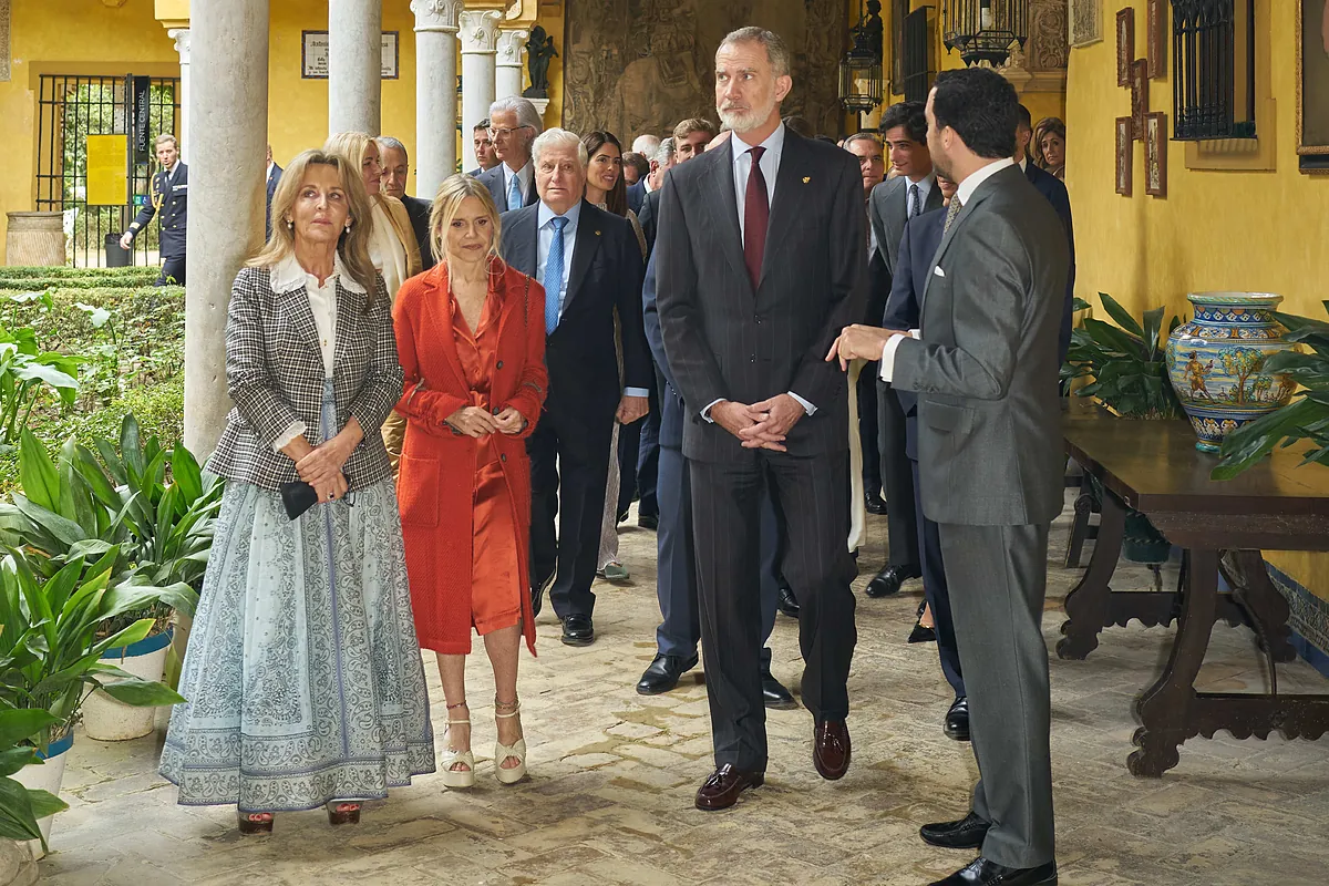Felipe VI inaugura en Sevilla la exposición 'Cayetana. Grande de España', a la que fueron todos los Alba menos Fernando