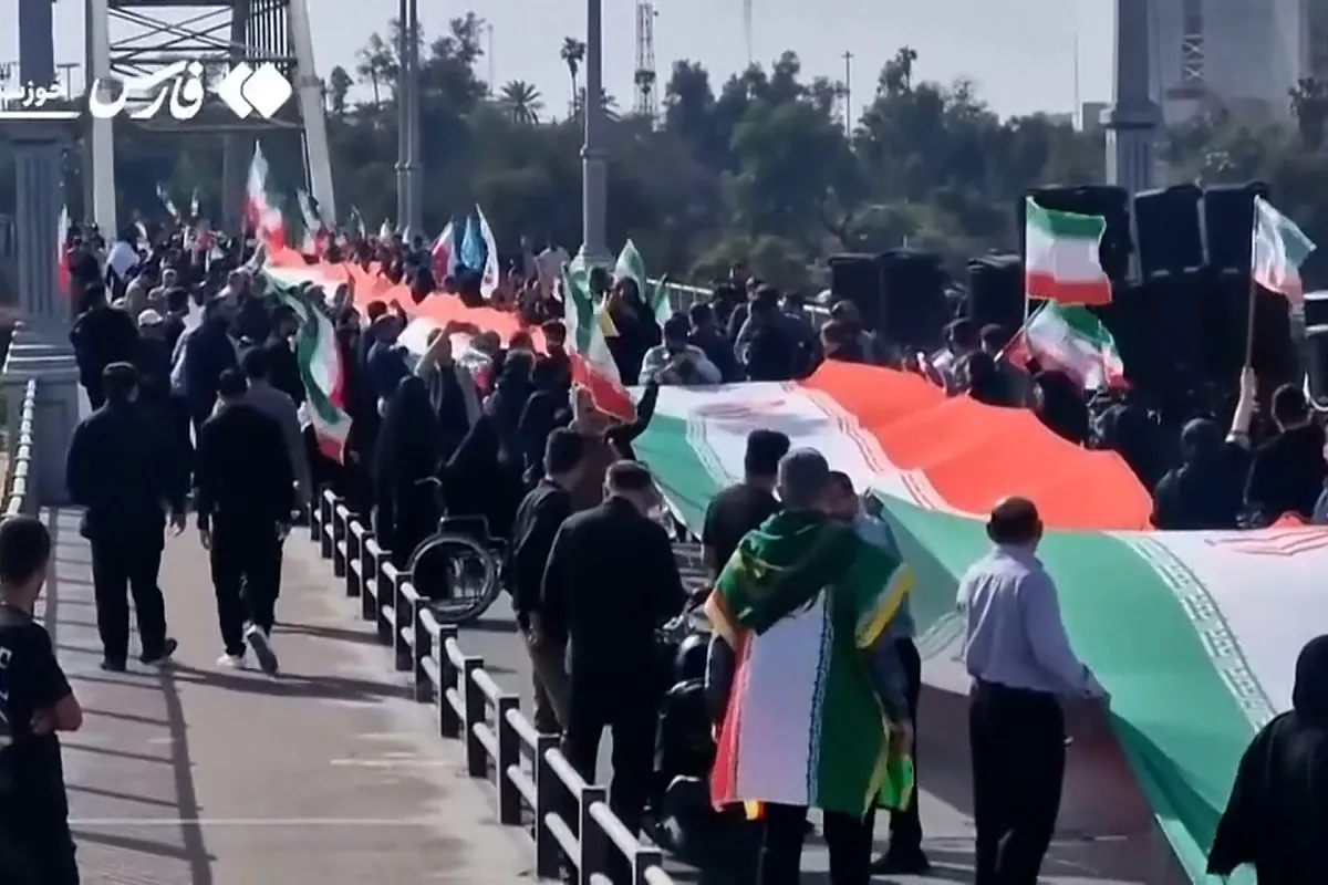Escudos humanos formados por miles de personas desplegados en centrales y puentes de Irán