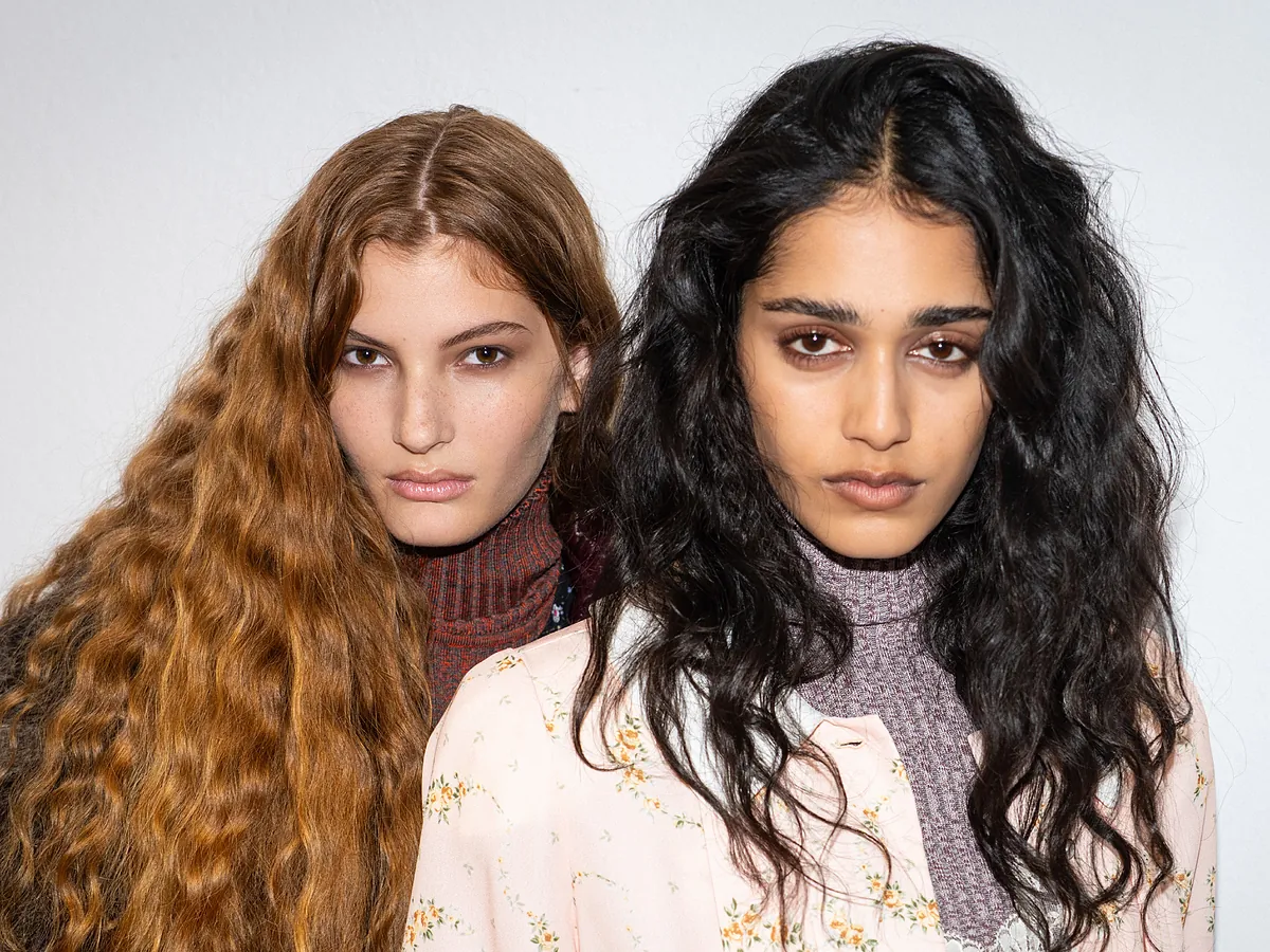 Miradas ojerosas en Gucci o sombras corridas en Prada: las tendencias de maquillaje del otoño dicen no a la perfección de la IA