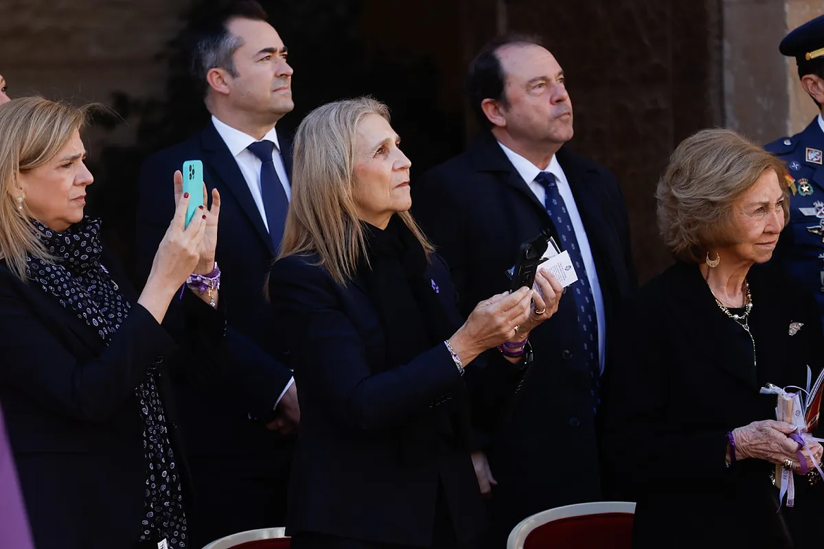 La Reina Sofía y sus hijas Elena y Cristina sorprenden en Cartagena (Murcia) por Semana Santa