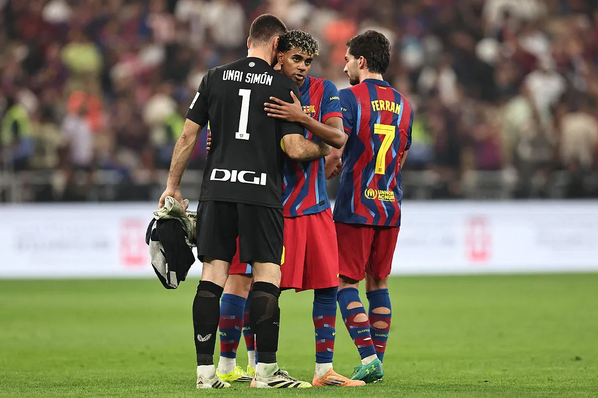 El abrazo de los culés a Unai Simón y los elogios de Flick a Raphinha: "Es un ejemplo. Para todos"