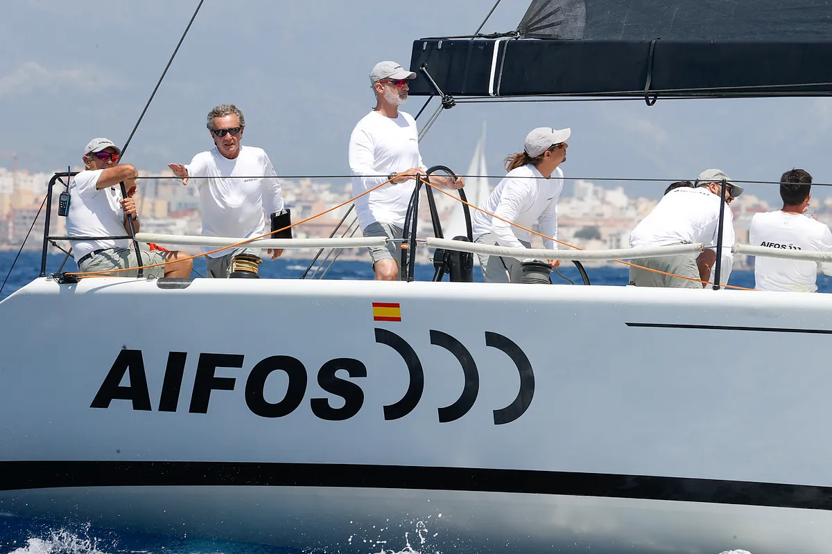 El Fortuna, escenario de reality, y el Aifos, a la Armada: los diferentes sinos de las pasiones marineras de Felipe VI y Juan Carlos I, que no ha heredado Leonor