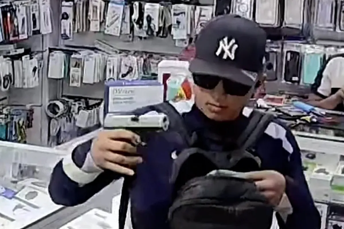 Buscan al autor de este robo a punta de pistola en el barrio madrileño de Lucero