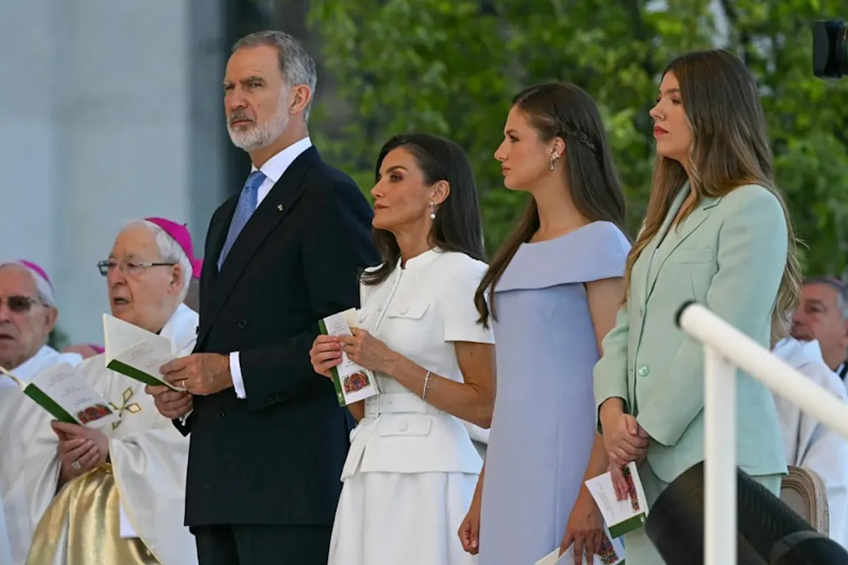 Letizia, Leonor y Sofía en la misa del Papa León XIV: estilos diferentes en clave elegante y primaveral