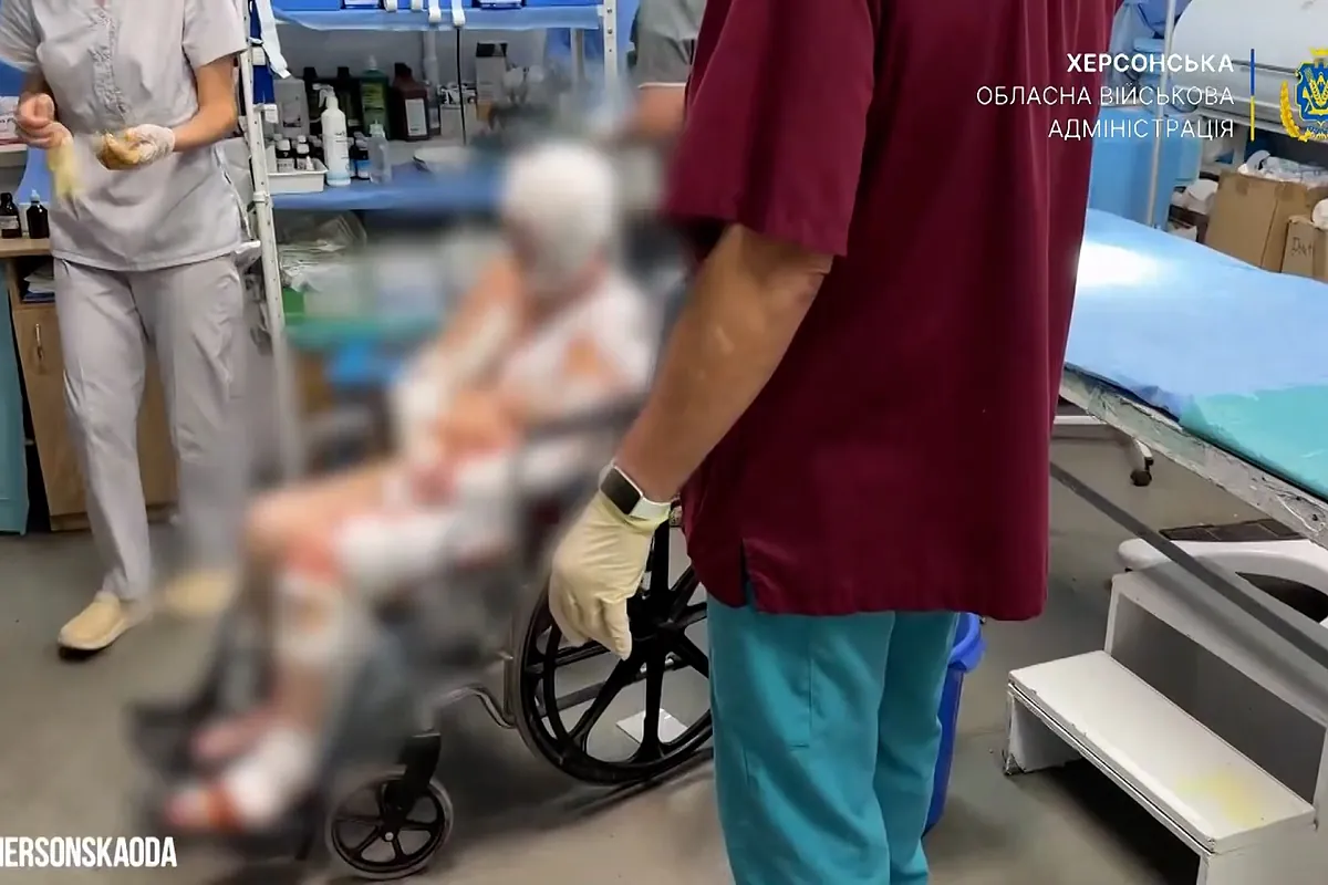 Cristales y sangre colman un minibús ucraniano alcanzado por un dron ruso