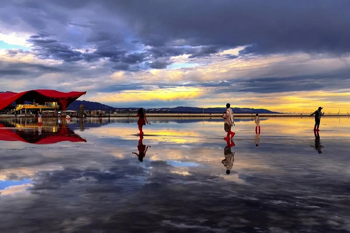 Caminar sobre el agua es posible frente al Sol del atardecer en el 'espejo del cielo'