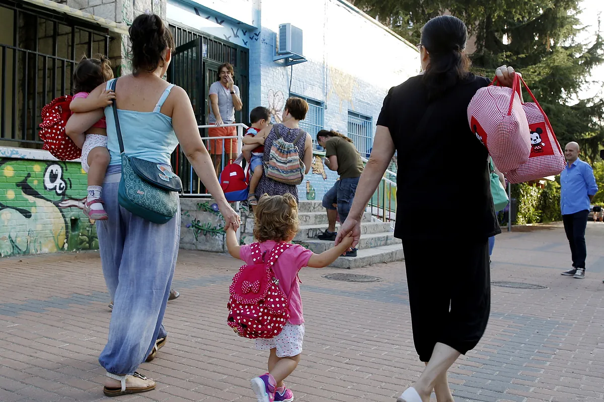 Huelga indefinida en las escuelas infantiles de Madrid: "Con 1.080 euros no se llega a fin de mes... y todo por cuidar a lo más importante de cada hogar: vuestras criaturas"