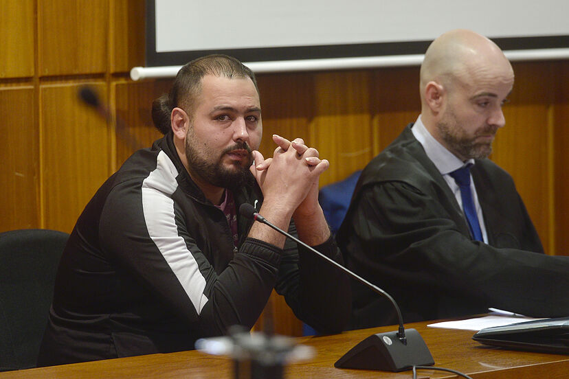 El hombre que mató a su padre y después se comió una hamburguesa junto a su cadáver, en manos del jurado | España