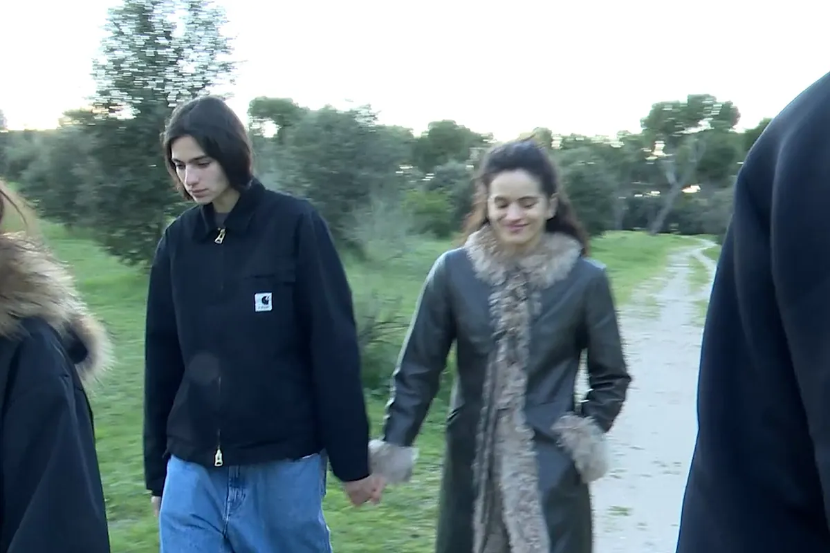 Rosalía ya no se esconde y pasea de la mano con Loli Bahía por la Casa de Campo de Madrid