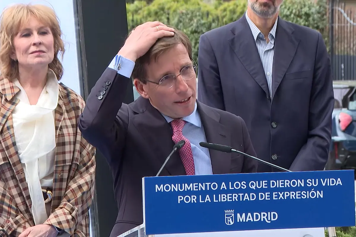 Una paloma se caga encima de la cabeza de Almeida: "Ha aterrizado en el corte de pelo que me hice ayer"