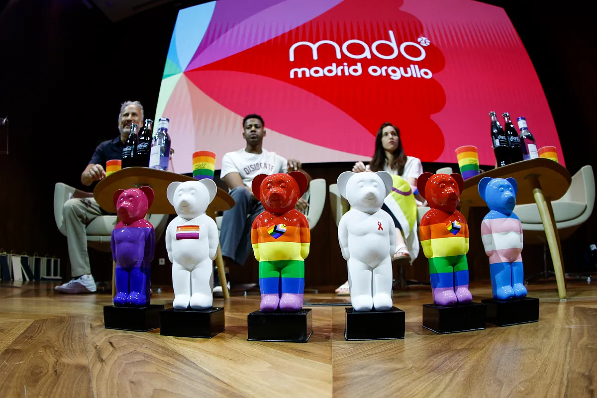 Otro Orgullo que despierta con polémica: un premio retirado al Ayuntamiento, cartelería que no convence y la clásica "guerra de las banderas"