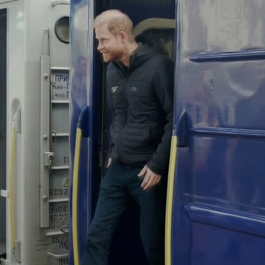 El príncipe Harry vuelve a viajar por sorpresa a Kiev para apoyar a Ucrania por "defender con valentía el flanco oriental de Europa"