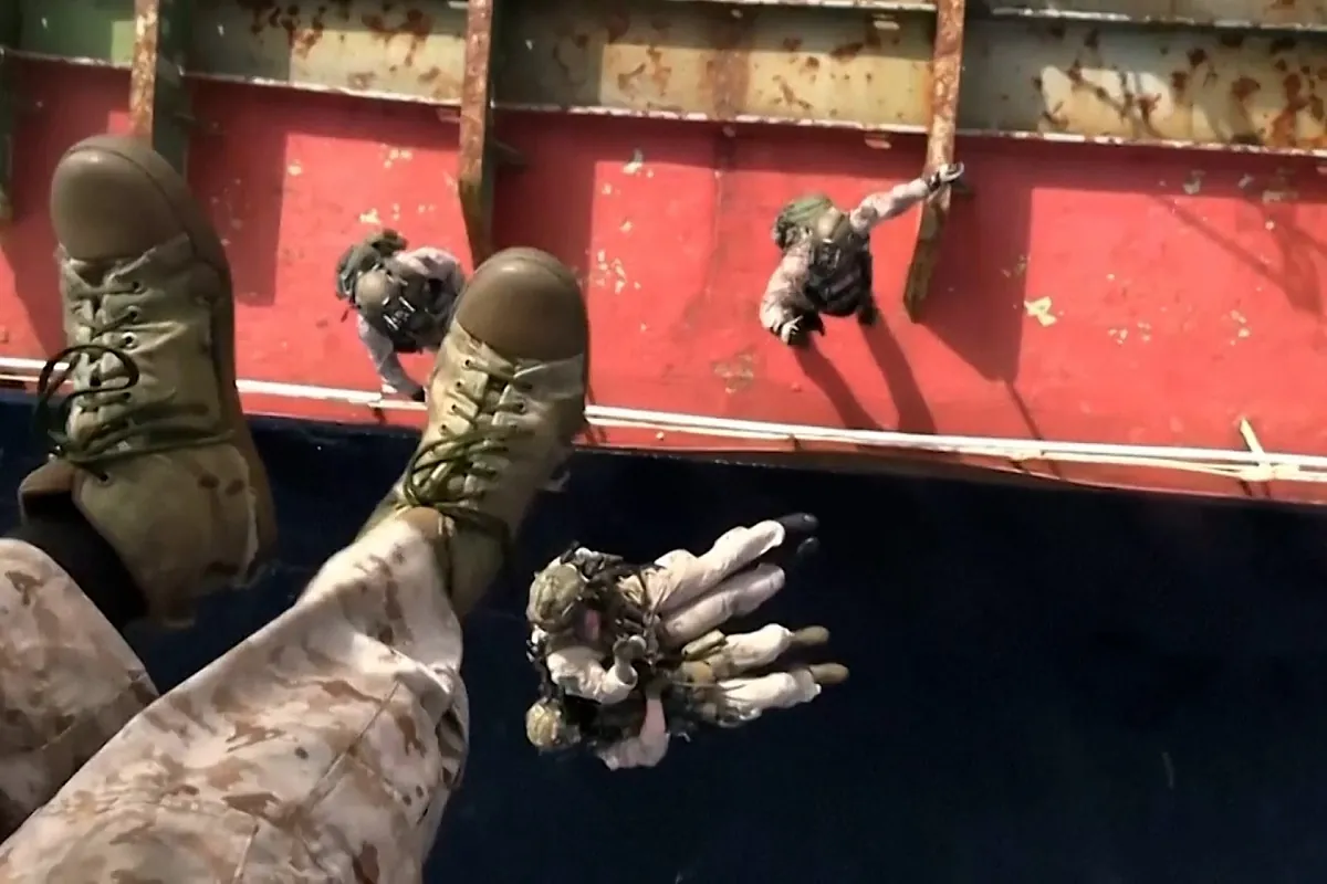 Momento en el que militares estadounidenses abordan un petrolero iraní