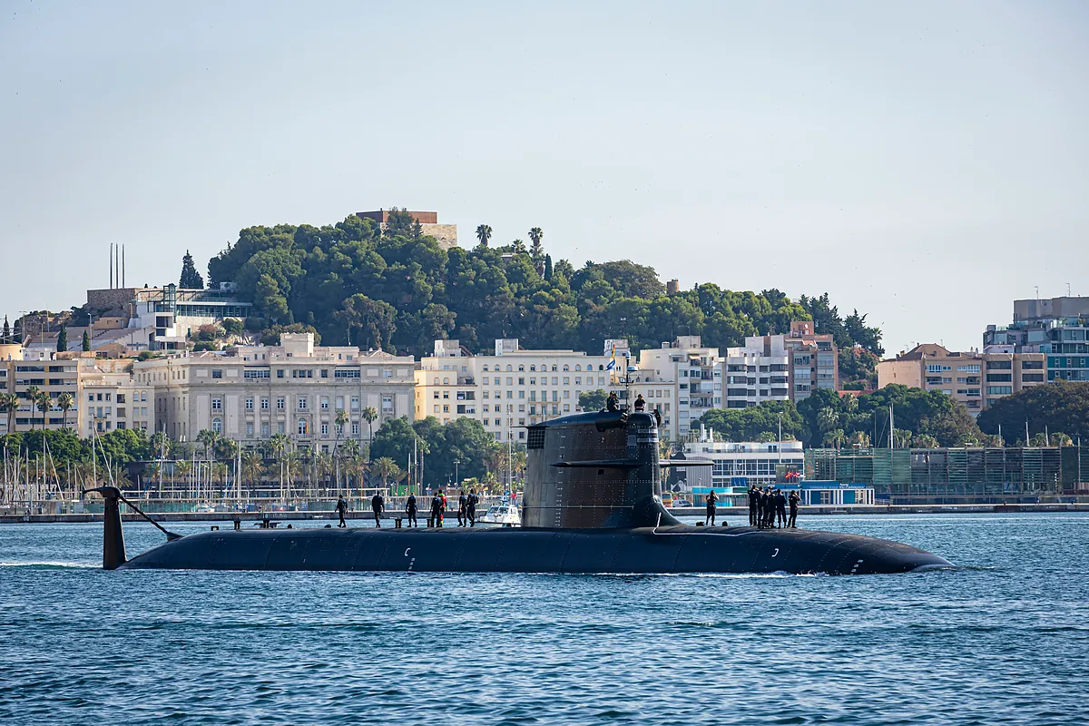 El submarino S-82 'Narciso Monturiol' inicia las pruebas de mar con su primera navegación en superficie por las aguas de Cartagena