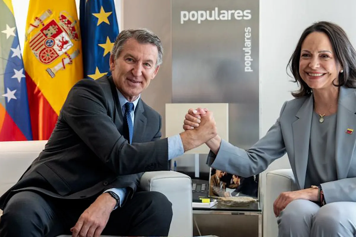 Feijóo junto a Corina: "El sitio de España es a su lado y no con la dictadura escondida en el aeropuerto de Barajas"