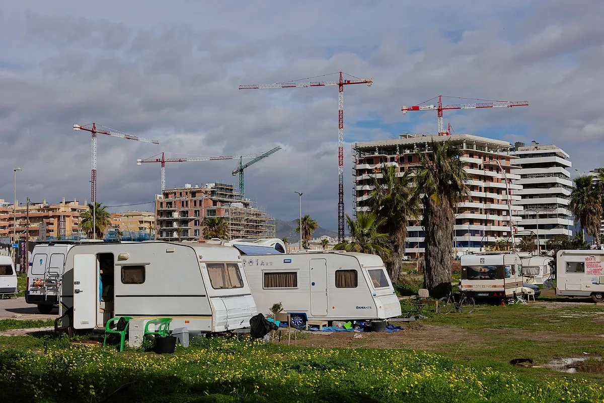 Los desheredados de Sacaba Beach: Vivir en una caravana a 200 metros de un ático de 10 millones