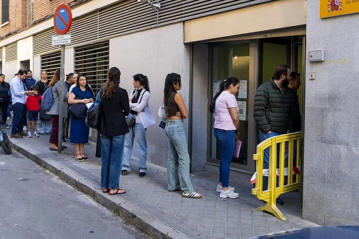 Largas colas y fallos telemáticos durante el inicio de la regularización de los 500.000 inmigrantes