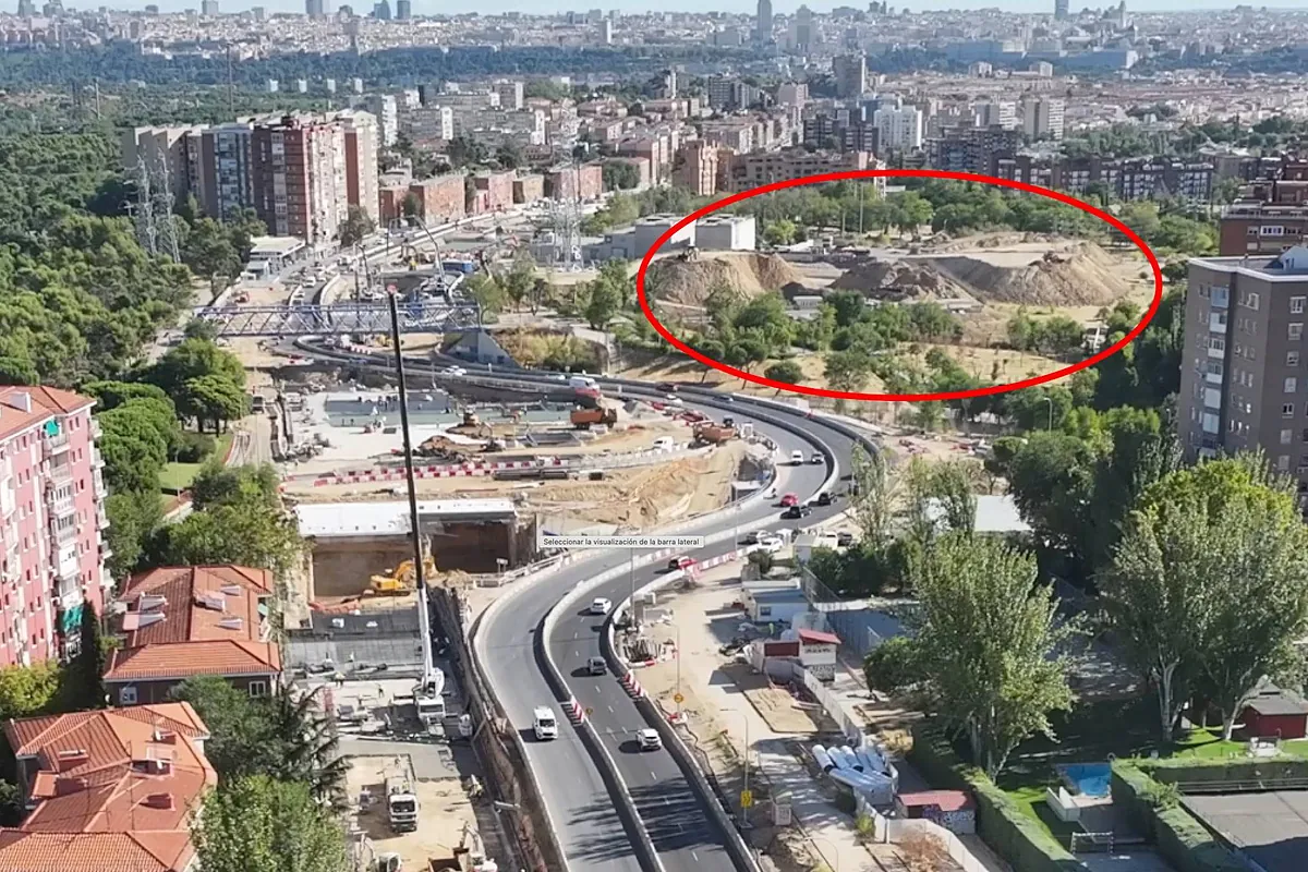 Despegan las flamantes tres montañas artificiales de la A-5, creadas con la tierra de las obras de soterramiento: se levantará un mirador, un circuito y merenderos