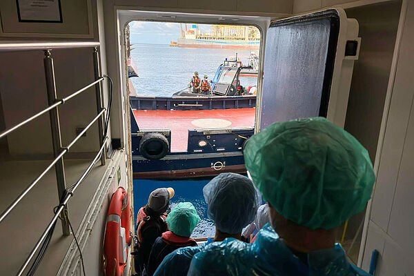 Desembarco de los pasajeros del crucero MV Hondius en el puerto de Granadilla en Tenerife, ayer domingo.