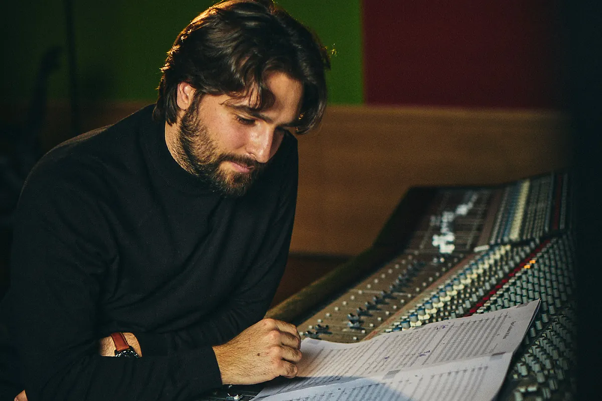 Emilio Esteban, el prometedor (y jovencísimo) productor y compositor que ha trabajado con los más grandes y forma parte de la familia de los Grammy