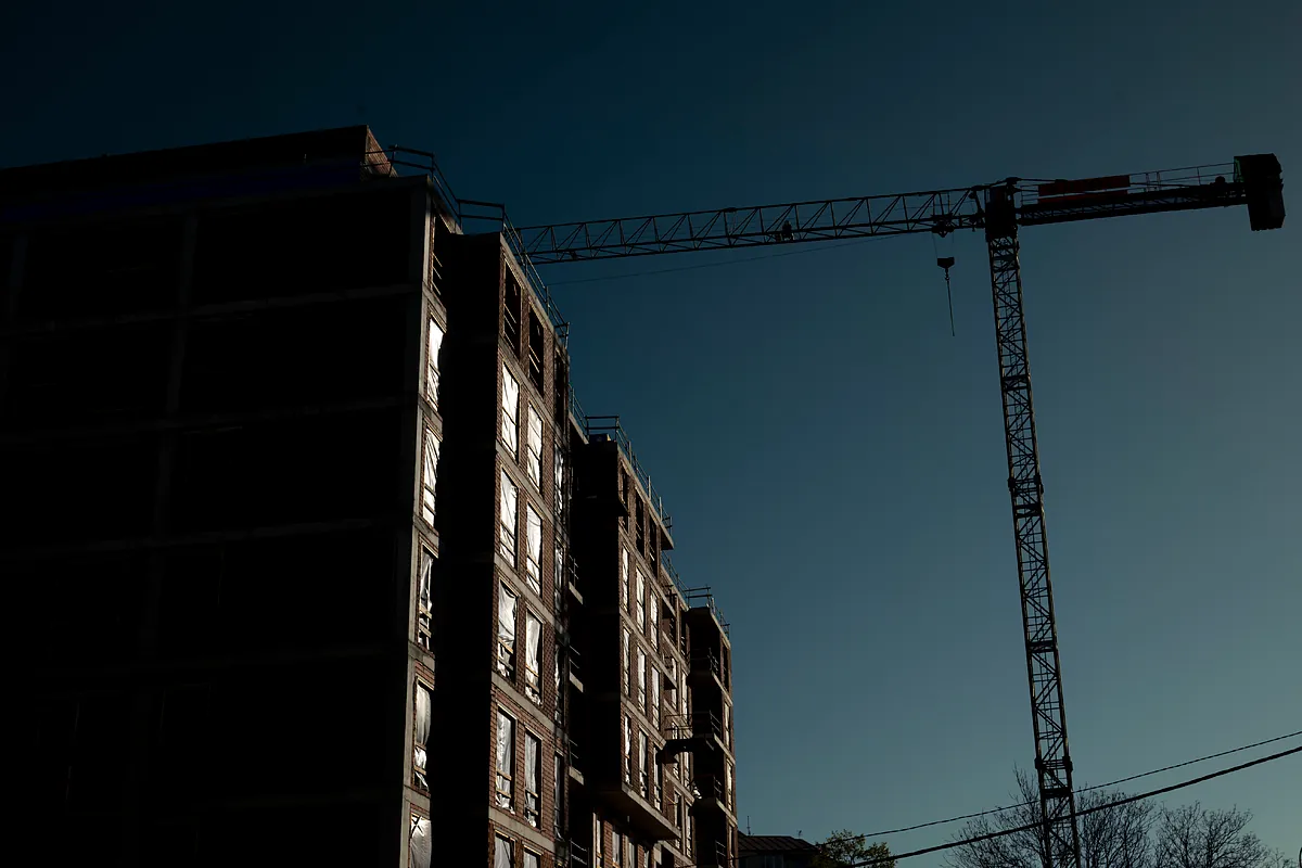 ¿Primer 'frenazo' en el mercado de la vivienda? 2026 anticipa una caída de las ventas, con menos extranjeros y clases altas pendientes de comprar un piso