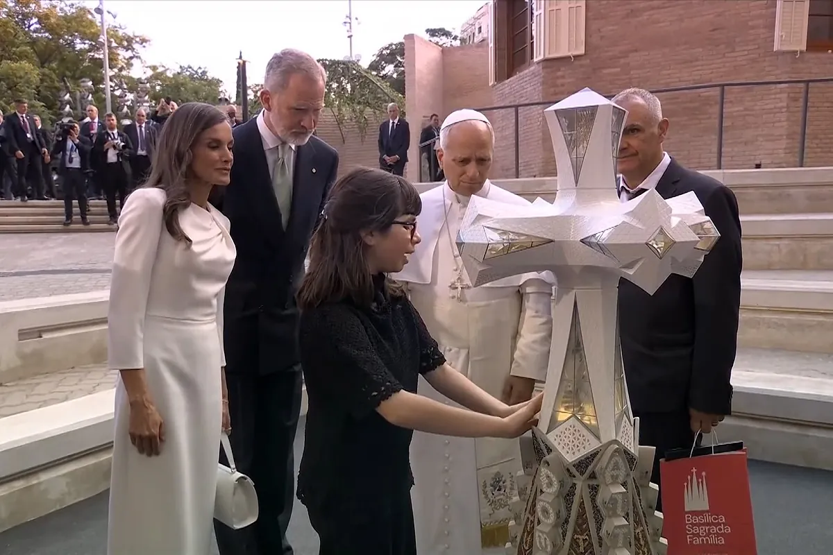 Valentina, la niña ciega que cautivó al Papa y se emocionó con su regalo: "¡Ay, gracias, gracias!"