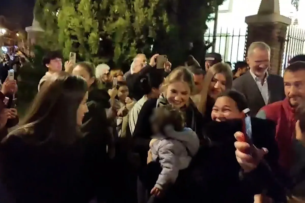Los Reyes y sus hijas sorprenden en la procesión del Silencio del madrileño barrio de Carabanchel