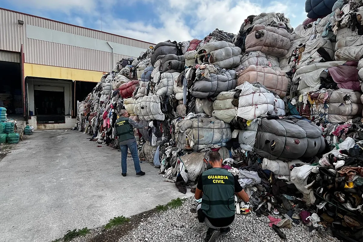 La Guardia Civil investiga a cuatro personas por un presunto traslado de residuos textiles procedentes de Marruecos