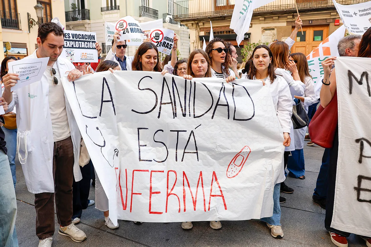 Las CCAA se enfrentan a Mónica García y le exigen "reabrir con urgencia un proceso de diálogo real" para acabar con la huelga de médicos
