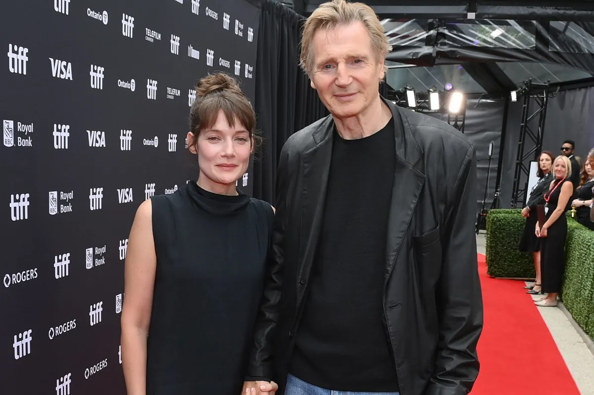 Liam Neeson posa de la mano con Stella Stocker, coprotagonista de su última película y 28 años menor que él