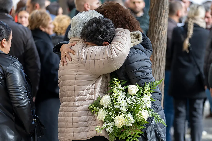 A qué hora es el funeral por las víctimas del accidente de Adamuz hoy, en  Huelva y dónde se puede ver la misa por TV | Descubre
